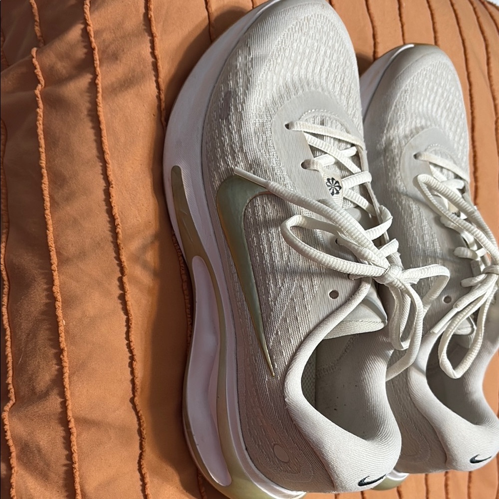 Nike journey White and Cream Sneakers